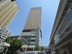 駅前から見た外観
