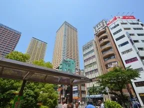 駅前から見た外観