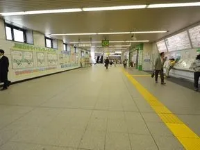 改札を出て右に直進
