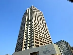 南西側からの外観