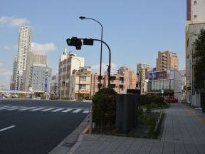 桜田通り　一際高い建物が高輪ザ・レジ<br>デンスです