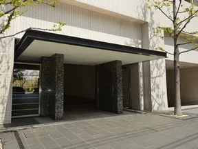 南側歩道からの入口　「The Gate<br>」