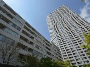 庭園から見上げたタワー棟（右）とテラス<br>棟（左）