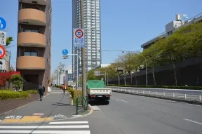 「合羽坂」交差点を左折、そのまま真っ<br>直ぐ進みます