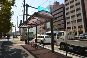 当マンションの前にある市谷仲之町交差<br>点バス停