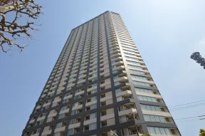 西側から見た外観