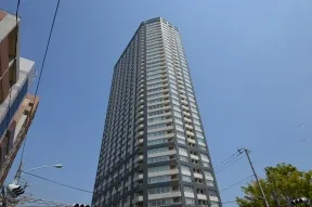 南西側から見た外観