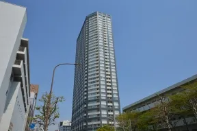 南西側から見た外観