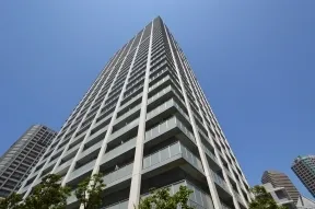 東側からの外観