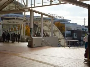 改札と「おおたかの森S.C.」はペデ<br>ストリアンデッキで結ばれています。