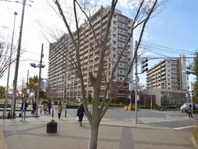 信号を渡り、右手に進むとエントランス<br>「フォレストゲート」です。