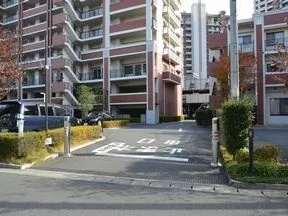 チェーン付の駐車場出口
