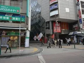 ペデストリアンデッキを降りて、1つ目<br>の角を左折し直進。