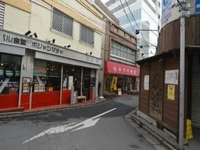 突き当りを右折し直進。