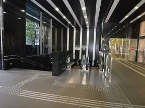 地下鉄堺筋線「北浜」駅４番出口を出ま<br>す。