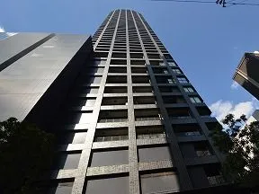 南側から見た外観