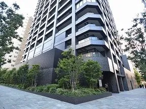 東側から見た公開空地と外観