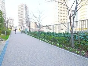 大崎ニューシティに繋がる通路を渡り、<br>目黒川沿いの歩道に出て、川を右に見て<br>進みます。