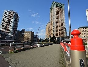 御成橋を渡ります。写真中央に見えるの<br>が「ザ・パークタワー東京サウス」です<br>。