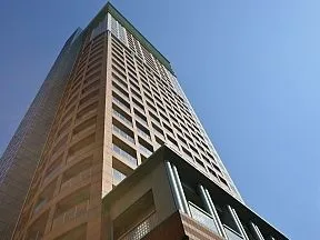 南東側から見上げた外観