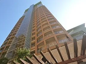 北側から見上げた外観