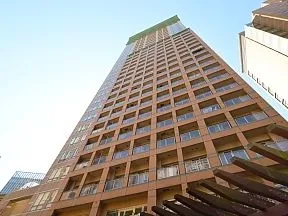 東側オーバルコートから見上げた外観