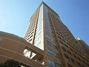 南東側から見上げた外観