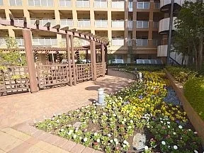 オーバルコート内花壇