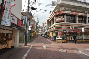 駅前にあるセブンイレブンの左側を直進<br>します