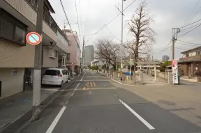 長福寺の左側を直進します