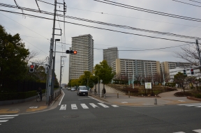 下丸子公園の信号を渡り公園の左側を進<br>めば、到着です