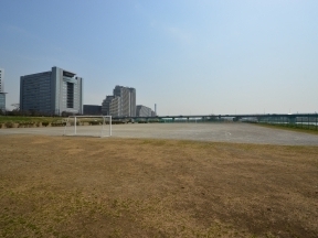 多摩川ガス橋緑地球技場（サッカーグラウンド）