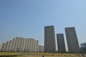 多摩川ガス橋緑地から臨むザ・リバープレ<br>イス