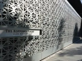 エントランスアプローチ（光の壁）