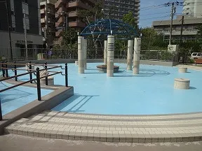月島第二児童公園内徒渉池（ジャブジャブ池）