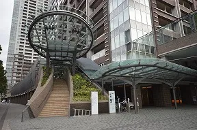 敷地エントランス「ミッドゲート」