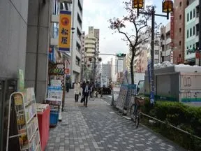 駅を出たら左方向にまっすぐ進みます。