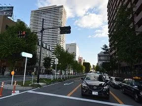 なにわ筋を南に進みます。