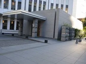 前面道路からのエントランス