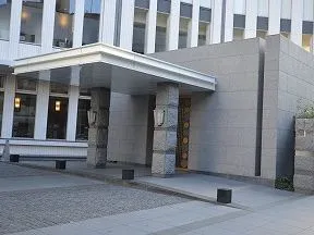 前面道路からのエントランス