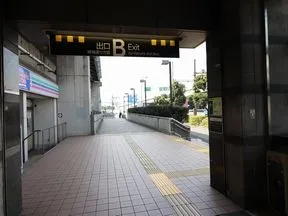 B出口を出る
