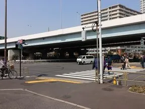 高架下の信号を渡る
