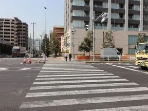 信号を渡ってすぐのマンション