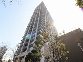 マンション下部より見上げる