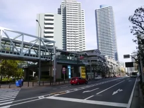 「ポートサイド中央」の交差点