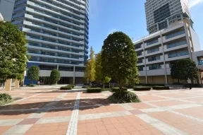港の広場（敷地中庭）