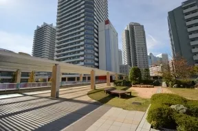 ２階屋上庭園（タワーウエスト方面）