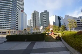 ２階屋上庭園（遊び場）