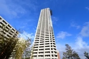 西から見た外観