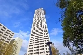 西から見た外観